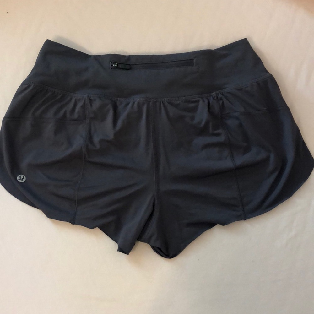 Lululemon Chase Me Short 2.5
